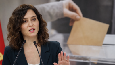 Ayuso pide no votar por correo en las elecciones del 29 de noviembre y vincula el proceso a posibles “adulteraciones”