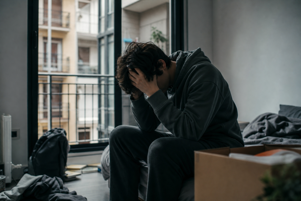La vivienda y la precariedad agravan el malestar psicológico entre los jóvenes en España