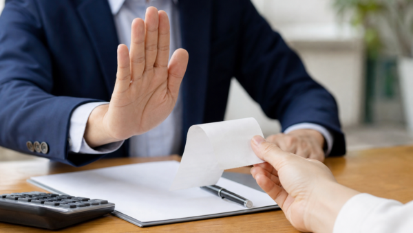 Consumo recuerda que las empresas no pueden repercutir a los clientes costes impuestos por ley